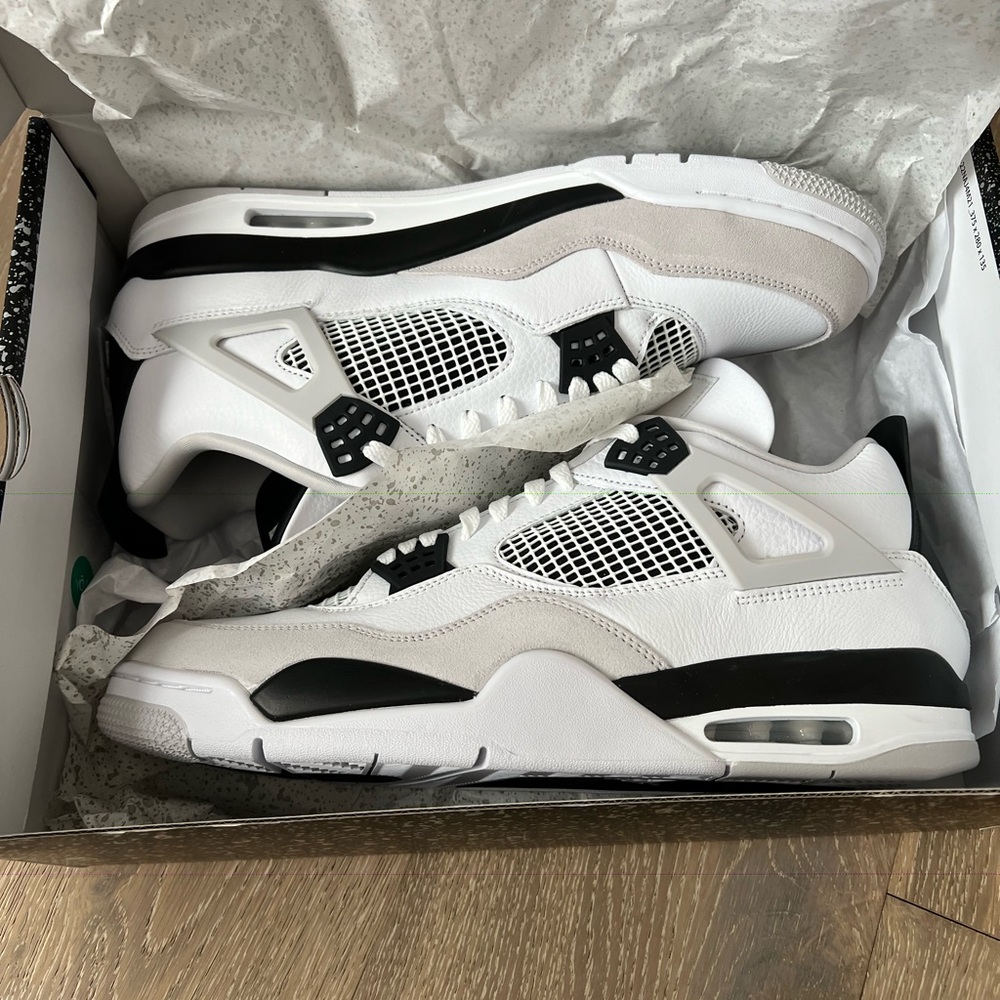 Jordan 4 Retro Miliatary Black
Size 15 DS!